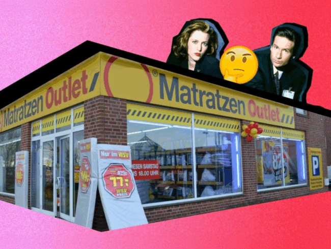 Ein Matratzen Outlet Store an einem der belebten Strassenecken, mit Cutouts von Scully und Mulder und einem Denkgesicht-Emoji dazwischen. Der pinke Hintergrund, Sale-Schilder und Luftballons runden das Bild ab.