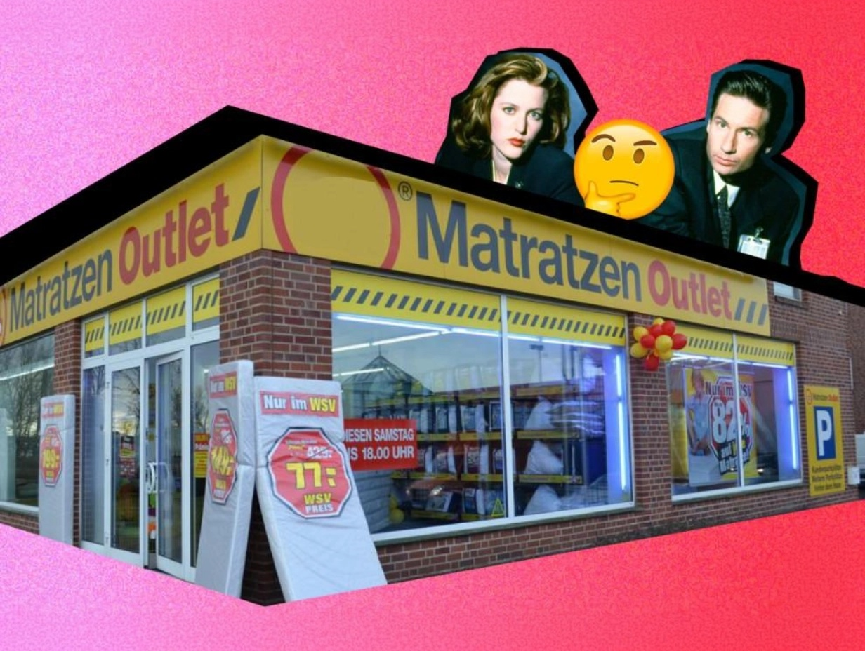 Ein Matratzen Outlet Store an einem der belebten Strassenecken, mit Cutouts von Scully und Mulder und einem Denkgesicht-Emoji dazwischen. Der pinke Hintergrund, Sale-Schilder und Luftballons runden das Bild ab.