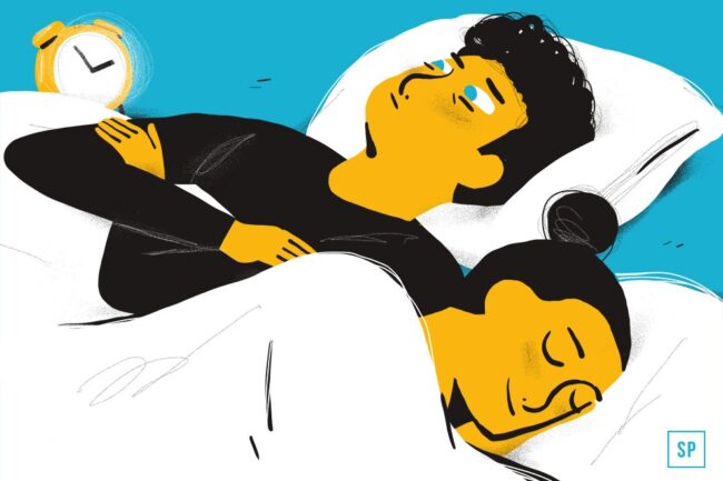 Eine Person mit Einschlafproblemen liegt wach im Bett, die Augen geöffnet und die Arme verschränkt, während eine andere friedlich neben ihr schläft; ein Wecker steht auf dem Nachttisch vor einem blauen Hintergrund.