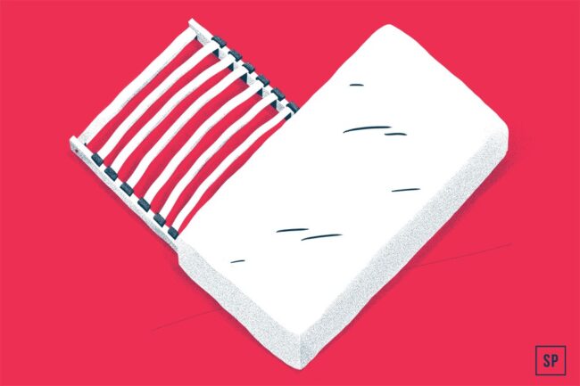 Eine Illustration einer weißen Kaltschaummatratze mit freigelegtem blau-weißem Lattenrost an einem Ende, die die Form eines Herzens auf rotem Hintergrund bildet. In der rechten unteren Ecke erscheint ein kleines SP-Logo.