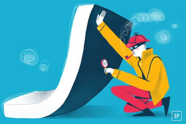 Ein illustrierter Detektiv mit rotem Hut und gelbem Mantel untersucht mit einer Lupe ein großes, gekipptes Fragezeichen, das ihn nachdenklich stimmt - als ob er statt der üblichen Rätsel nach Hinweisen auf eine Matratze auf dem Boden sucht.