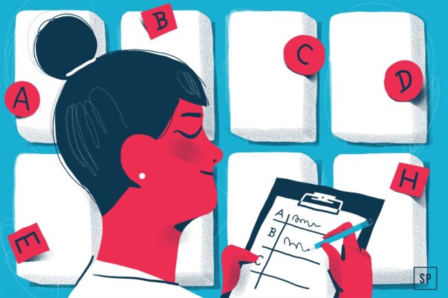 Eine Person, die ein Klemmbrett und einen Stift in der Hand hält und Antworten ankreuzt, ist umgeben von großen, schwebenden Kacheln mit roten Buchstabenblöcken, die mit A, B, C, D, E und H auf blauem Hintergrund beschriftet sind - perfekt zur Veranschaulichung einer Checkliste für einen Matratzen Vergleich oder Schlaf Start-Ups.