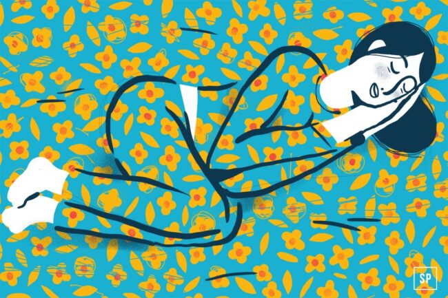 Eine Frau liegt zusammengerollt auf der Seite, die Augen geöffnet, und trägt einen blauen Schlafanzug auf einem hellen Hintergrund voller gelber Blumen und Blätter. Die Illustration hat etwas Verträumtes, Surreales an sich.