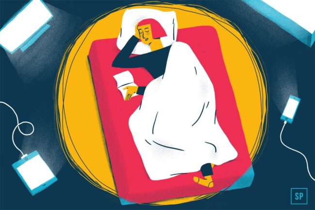 Eine Person mit kurzen roten Haaren liegt im Bett unter einer weißen Decke, hält ein Buch in der Hand und ist umgeben von leuchtenden elektronischen Geräten wie Telefon und Tablet auf dem Boden - eine ruhige, nachdenkliche Szene, die eher auf Schlaflosigkeit als auf Clean Sleeping hindeutet.