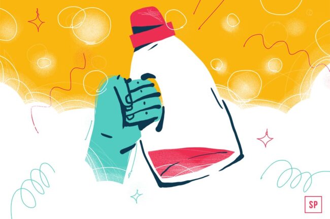 Eine stilisierte Illustration einer blauen Hand, die eine weiße Plastikflasche mit einer roten Kappe vor einem leuchtend gelben und weißen abstrakten Hintergrund mit wirbelnden Linien und Kreisen hält.