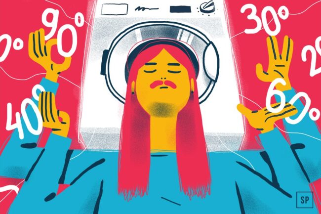 Eine illustrierte Frau mit langen rosa Haaren sitzt mit geschlossenen Augen vor einer Waschmaschine und hält die Hände hoch. Um sie herum schweben Zahlen wie 20°, 30°, 40°, 60° und 90°, die verschiedene Waschprogramme und Waschtemperaturen symbolisieren.