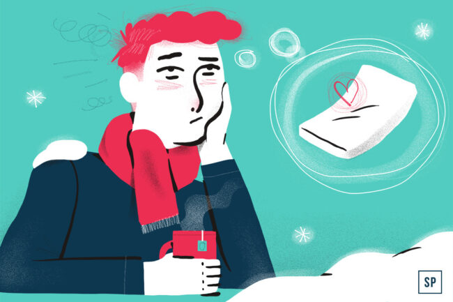 Eine müde Person mit rotem Haar und Schal hält eine Tasse und stützt ihr Gesicht auf ihre Hand - vielleicht denkt sie über Tipps gegen Müdigkeit im Winter nach. Wehmütig blickt sie auf eine schwebende Gedankenblase mit einem Taschentuch und einem Herz, während im türkisfarbenen Hintergrund Schneeflocken fallen.