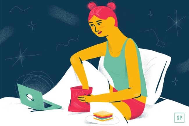 Illustration einer Person mit rosa Haaren im Dutt, die mit einem Laptop im Bett sitzt und Chips aus einer Tüte isst. Neben ihr liegt ein Sandwich, im Hintergrund ein dunkler Sternenhimmel.