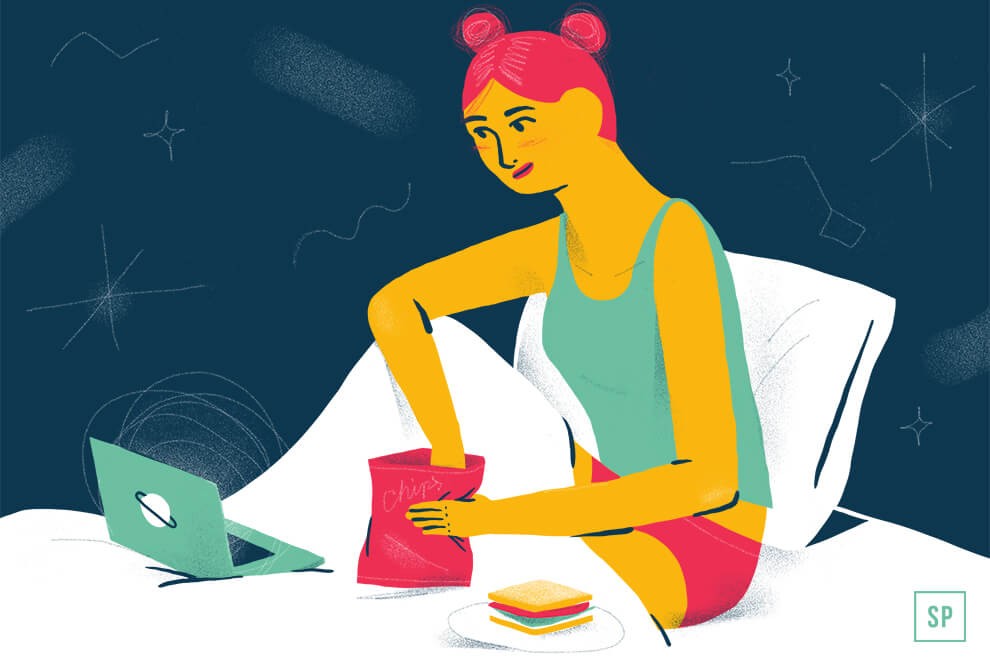 Illustration einer Person mit rosa Haaren im Dutt, die mit einem Laptop im Bett sitzt und Chips aus einer Tüte isst. Neben ihr liegt ein Sandwich, im Hintergrund ein dunkler Sternenhimmel.