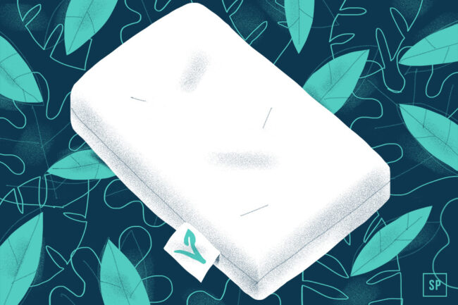 Eine weiße vegane Matratze mit einem grünen Blattanhänger ruht auf einem Hintergrund aus stilisierten blaugrünen und grünen Blättern, die ein von der Natur inspiriertes, umweltfreundliches Thema darstellen.