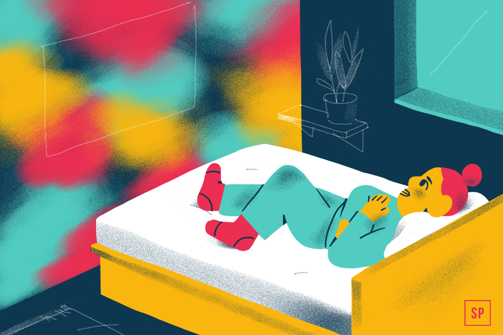 Illustration einer Person mit einem roten Brötchen auf einem Bett liegend, die Hände auf der Brust verschränkt, in einem farbenfrohen Raum, in dem die richtige Wandfarbe fürs Schlafzimmer mit abstrakten roten, gelben und türkisen Lichtmustern an der Wand für eine besondere Atmosphäre sorgt.