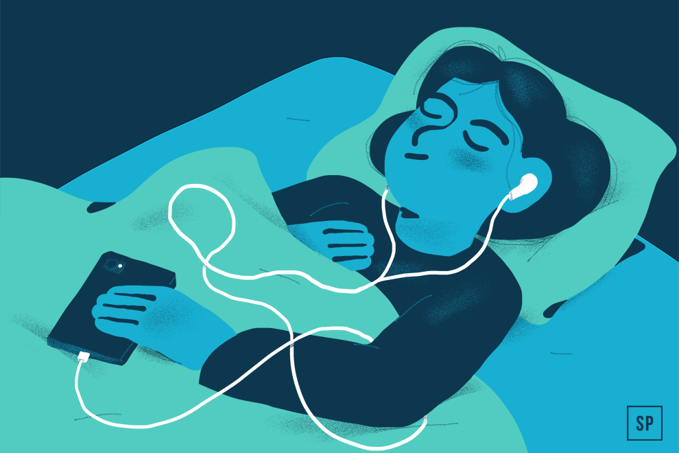 Eine Illustration einer Person, die im Bett liegt, die Augen geschlossen hat und über Kopfhörer, die mit einem Smartphone auf der Brust verbunden sind, einen Einschlafpodcast hört. Blau- und Grüntöne schaffen eine ruhige nächtliche Szene, die perfekt für Podcasts zum Einschlafen ist.