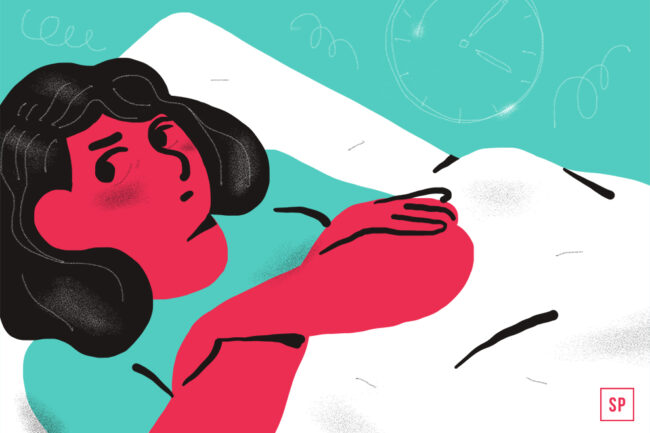 Illustration einer Person, die wach im Bett liegt und mit den Händen auf der Brust besorgt dreinschaut - ein Zeichen für Schlafstörungen oder Unruhe während der Wechseljahre. Eine Uhr im Hintergrund unterstreicht unruhige Nächte. Farben: rot, aquamarin, weiß und schwarz.