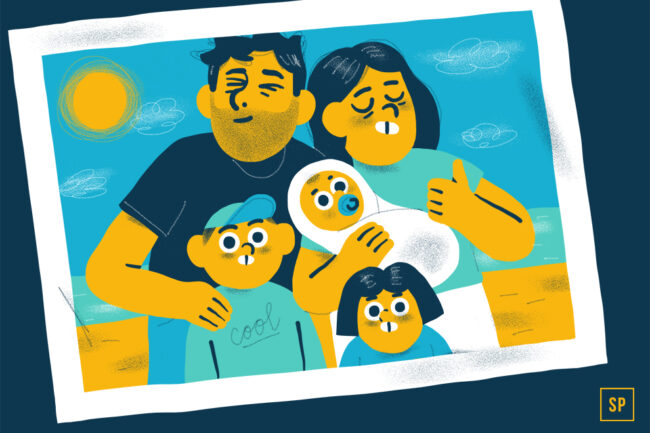 Illustration einer lächelnden fünfköpfigen Familie, darunter zwei Kinder und ein Baby in einer Decke, die im Freien unter einem strahlend sonnigen Himmel mit blauen Wolken posieren.