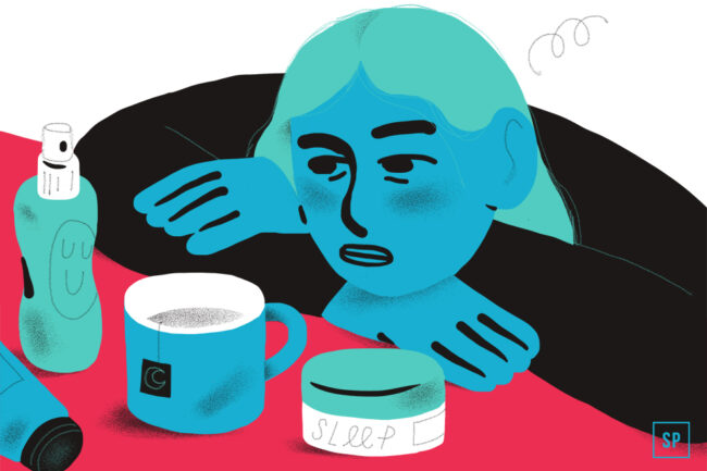 Eine blau getönte Illustration einer müden Person, die ihren Kopf auf einen Tisch stützt, umgeben von einer Tasse, einem Glas mit der Aufschrift "SLEEP", Flaschen und Einschlafsprays, die auf Schlafprobleme oder Müdigkeit hinweisen.