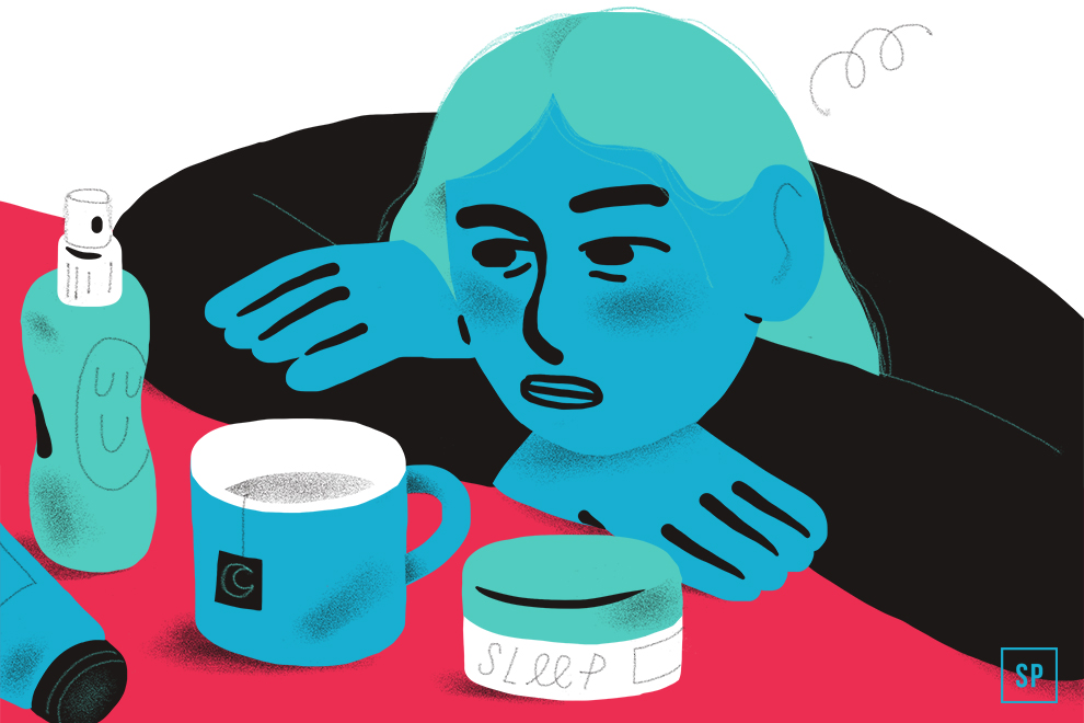 Eine blau getönte Illustration einer müden Person, die ihren Kopf auf einen Tisch stützt, umgeben von einer Tasse, einem Glas mit der Aufschrift "SLEEP", Flaschen und Einschlafsprays, die auf Schlafprobleme oder Müdigkeit hinweisen.