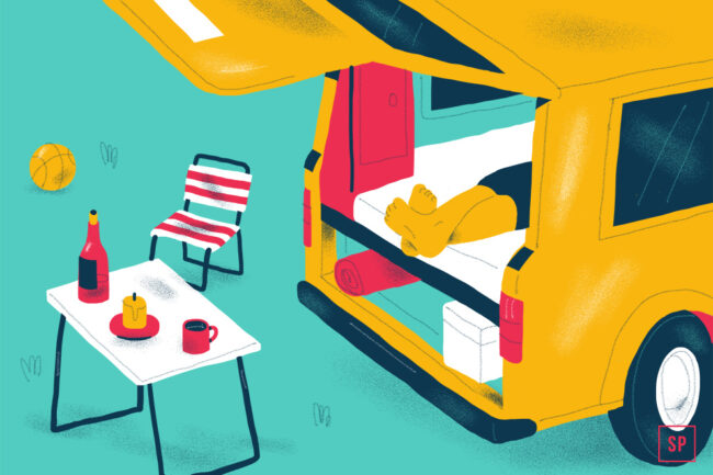 Eine Person entspannt sich in einem gelben Van mit offener Hintertür, die Füße auf einer Matratze Wohnmobil. In der Nähe stehen ein gestreifter Stuhl, Snacks auf einem Tisch und ein Basketball auf dem Rasen - und zeigen besser schlafen Camping in einer gemütlichen Szene im Freien.