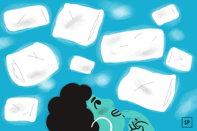 Illustration einer Person mit lockigem Haar, die sich als Rückenschläfer hinlegt und nachdenklich auf große, schwimmende Eiswürfel vor einem blauen Hintergrund blickt. Ein Kopfkissen stützt den Kopf und macht den Moment der Kontemplation angenehmer.