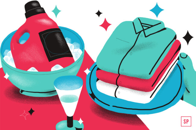 Eine Illustration einer Waschmittelflasche in einer Eisschale neben einem Teller mit ordentlich gefalteter Kleidung und einer Hand, die den Teller hält; im Vordergrund ein Cocktailglas mit Glitzereffekten drum herum.