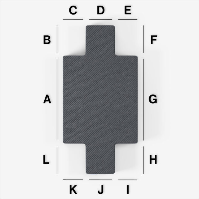 Matratze nach Maß mit vier Eckausschnitten in rechteckiger, dunkelgrauer Form; kleinere Ausschnitte oben und unten. Die Seiten sind mit A, B, C, D, E, F, G, H, I, J, K und L entlang der Kanten beschriftet.