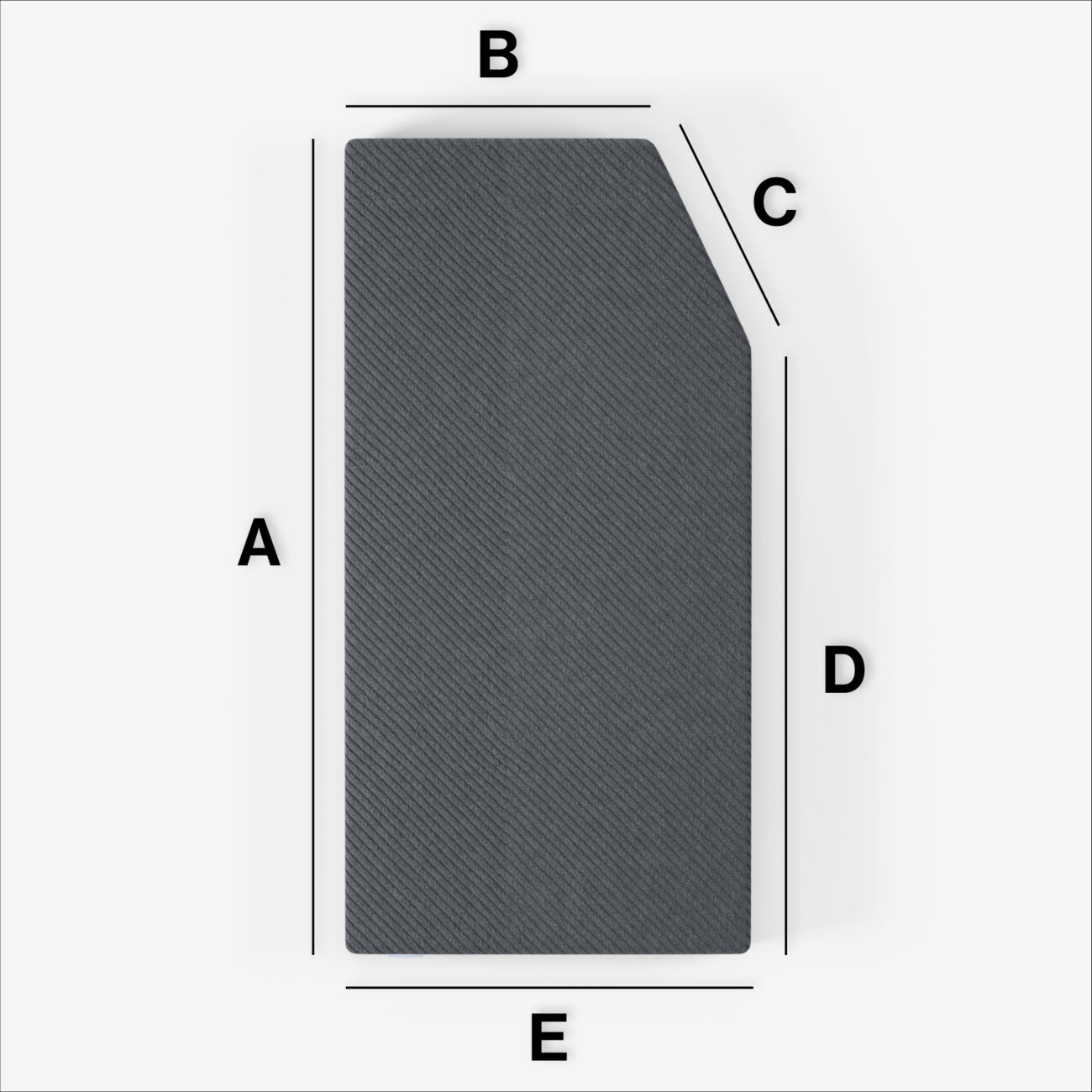 Eine schwarze Matratze nach Maß mit einem abgeschrägten Eckabschnitt (Variante 4). Die Seiten sind mit A (links), B (oben), C (abgeschrägt), D (rechts) und E (unten) gekennzeichnet. Weißer Hintergrund.