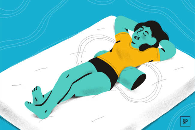 Illustration einer Person, die sich auf einer Matratze ausruht, mit zwei zylindrischen Kissen - eines als Lordosenstütze unter dem Nacken und eines unter den Beinen -, die ein gelbes Hemd und schwarze Shorts trägt, vor einem blauen Hintergrund.