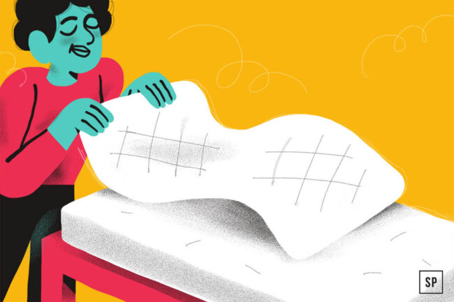 Illustration einer Person mit blaugrüner Haut und dunklem Haar, die einen weißen, gesteppten Matratzenbezug auf ein Bett mit rotem Rahmen legt, vor einem hellgelben Hintergrund.
