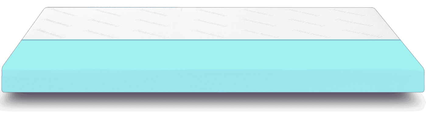 Querschnitt einer Matratze mit einer weißen Oberschicht und einer dicken hellblauen Schaumstoffschicht darunter, dargestellt vor einem schwarzen Hintergrund.