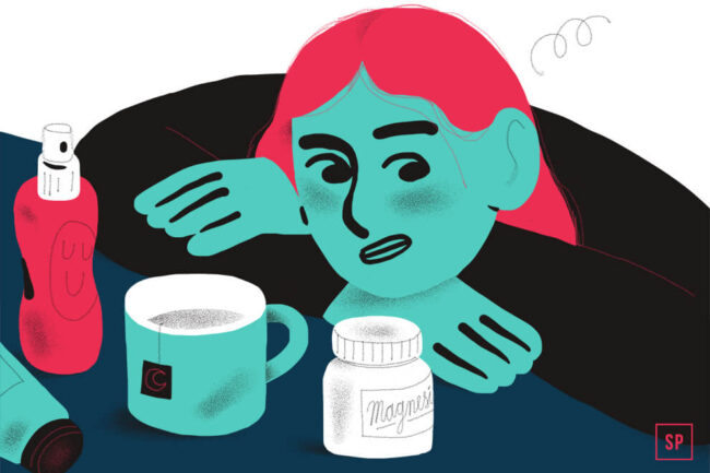 Eine illustrierte Person mit rosa Haaren lehnt an einem Tisch und sieht müde aus. Vor ihr stehen ein Becher, eine Flasche mit der Aufschrift "Magnesium" für gutes Schlafen und eine rote Sprühflasche, in der verschiedene Gegenstände verstreut sind.