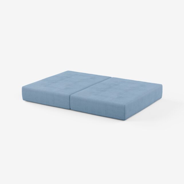 Das Klappbares Polster nach Maß mit zwei rechteckigen Teilen in hellblau und dezenter Rippenstruktur liegt nebeneinander auf weißem Hintergrund und eignet sich ideal als vielseitiges Polster nach Maß für den Boden.