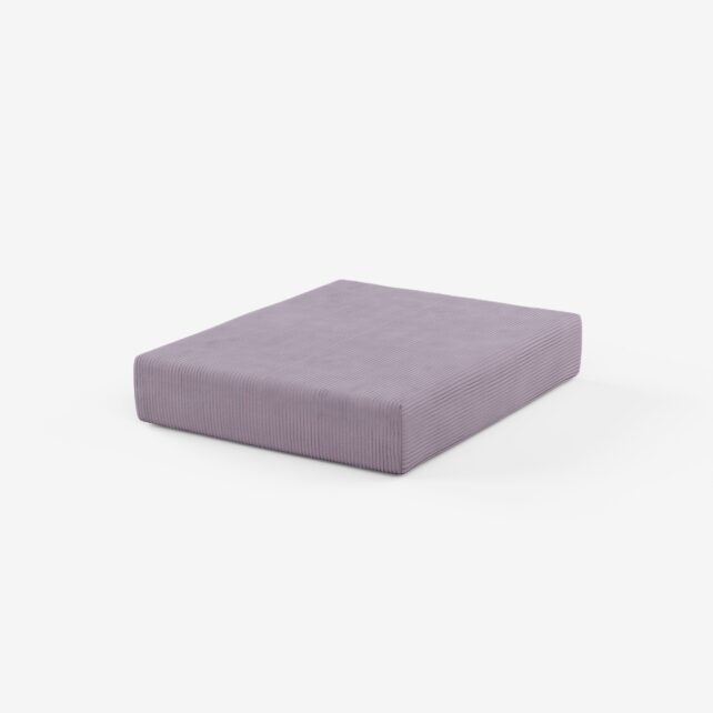 Ein lavendelfarbenes Rechteckiges Polster nach Maß mit einer gerippten Textur wird vor einem schlichten weißen Hintergrund dargestellt.