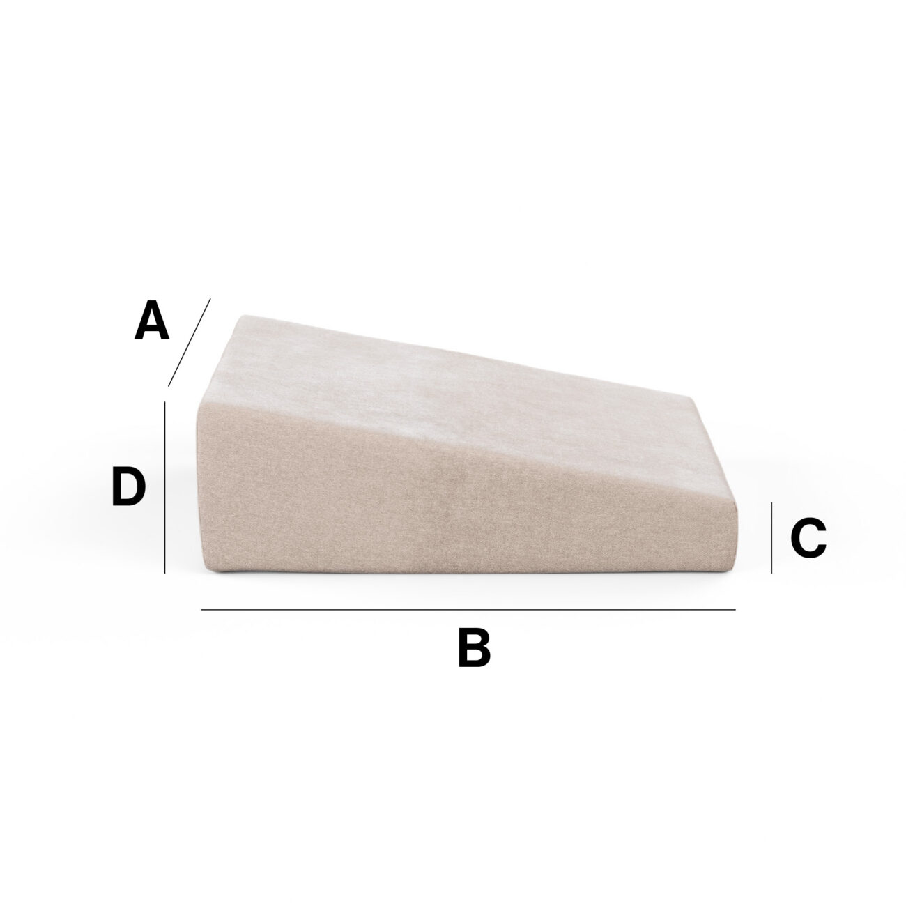 Abgebildet ist eine Seitenansicht des Keilförmigen Polsters nach Maß in beige auf weißem Hintergrund. Die Abmessungen sind beschriftet: A für die schräge Seite, B für die Basis, C für das kurze Ende und D für das hohe Ende.