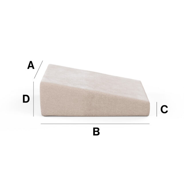 Abgebildet ist eine Seitenansicht des Keilförmigen Polsters nach Maß in beige auf weißem Hintergrund. Die Abmessungen sind beschriftet: A für die schräge Seite, B für die Basis, C für das kurze Ende und D für das hohe Ende.