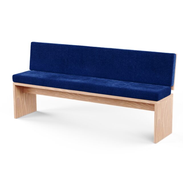 Die Klappbare Sitzbank Polster nach Maß ist eine moderne Holzbank mit hellen Beinen, einer marineblau gepolsterten Sitzfläche und Rückenlehne, klaren, minimalistischen Linien, ohne Armlehnen und wird nach Maß gefertigt.