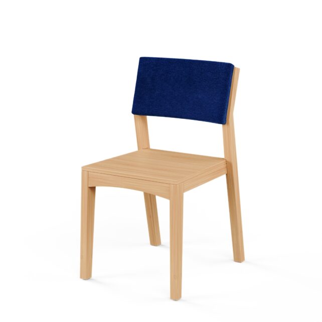 Auf einem hellen Holzstuhl mit quadratischer Sitzfläche und gerader, gepolsterter Rückenlehne ist der Rechteckige Stuhl Rückenkissen Polster nach Maß in dunkelblauem Stoff vor einem schlichten weißen Hintergrund angebracht.