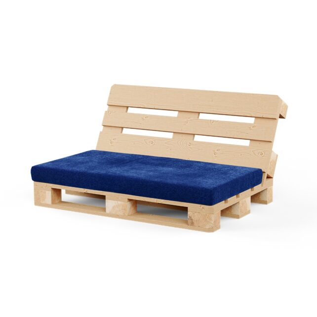 Ein Palettensofa aus Holz mit Lattenrost und einem dicken, dunkelblauen Rechteckigen Paletten Sitzkissen nach Maß auf der Sitzfläche vor einem weißen Hintergrund.