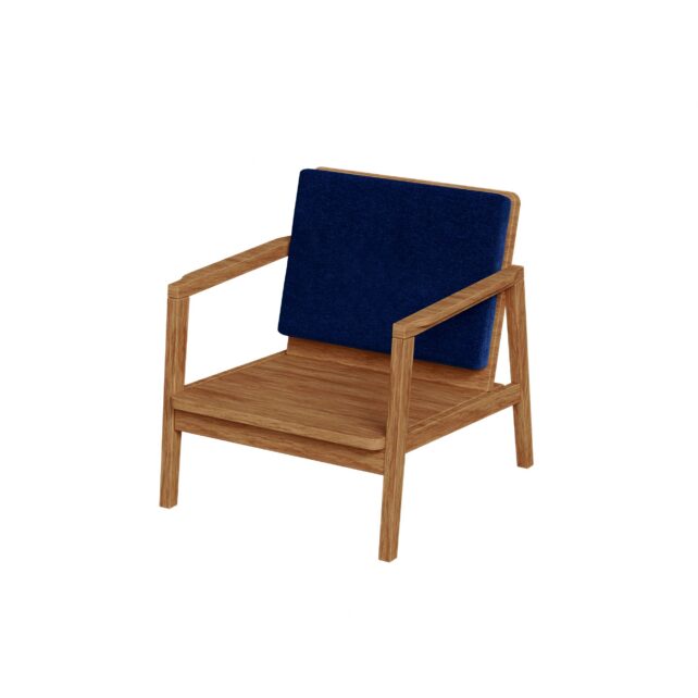 Ein Holzsessel in schlichtem, modernem Design mit dem Rechteckigen Garten Lounge Rückenkissen Polster nach Maß in Blau als Rückenkissen und ohne Sitzkissen vor einem schlichten weißen Hintergrund.