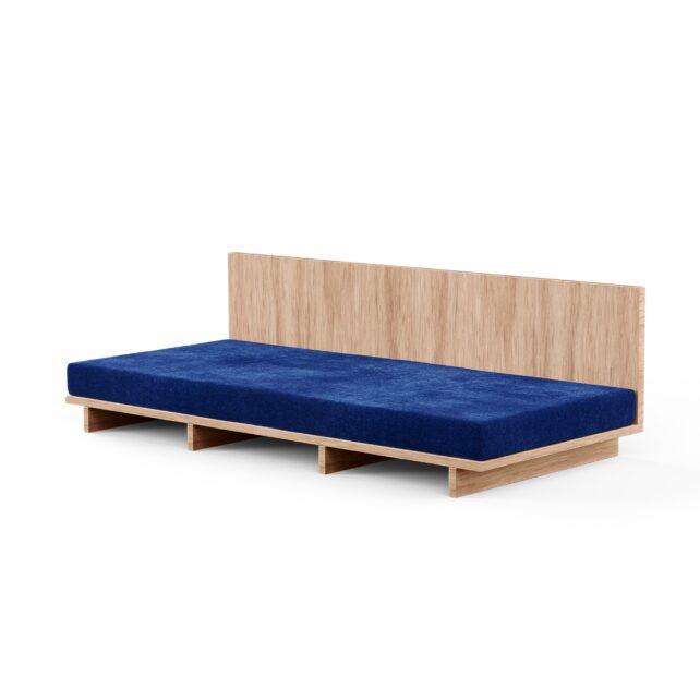 Ein minimalistisches Tagesbett aus Holz mit einer einfachen Rückenlehne und einem Sockel aus Brettern, die mit einem rechteckigen Garten Lounge Sitzbank Sitzkissen nach Maß gekrönt sind. Das moderne Design verfügt über offene Fächer an der Unterseite für zusätzliche Funktionalität.