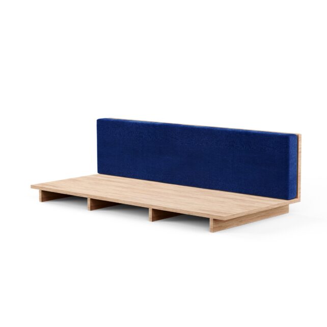 Die Rechteckiges Garten Lounge Sitzbank Rückenkissen Polster nach Maß zeichnet sich durch ein minimalistisches Untergestell aus hellem Holz, eine tiefblaue Polsterung der Rückenlehne, drei rechteckige Sitzöffnungen und maßgeschneiderte Rückenkissen für mehr Komfort aus.