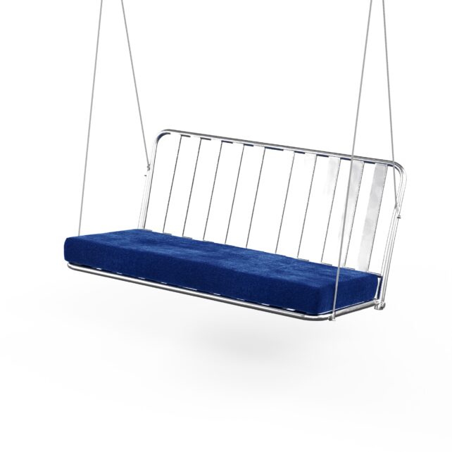 Ein Metall-Hängesitz mit dem Produkt "Rechteckiges Hollywoodschaukel Sitzkissen Polster nach Maß" in Blau, aufgehängt an zwei Seilen vor schlicht weißem Hintergrund.