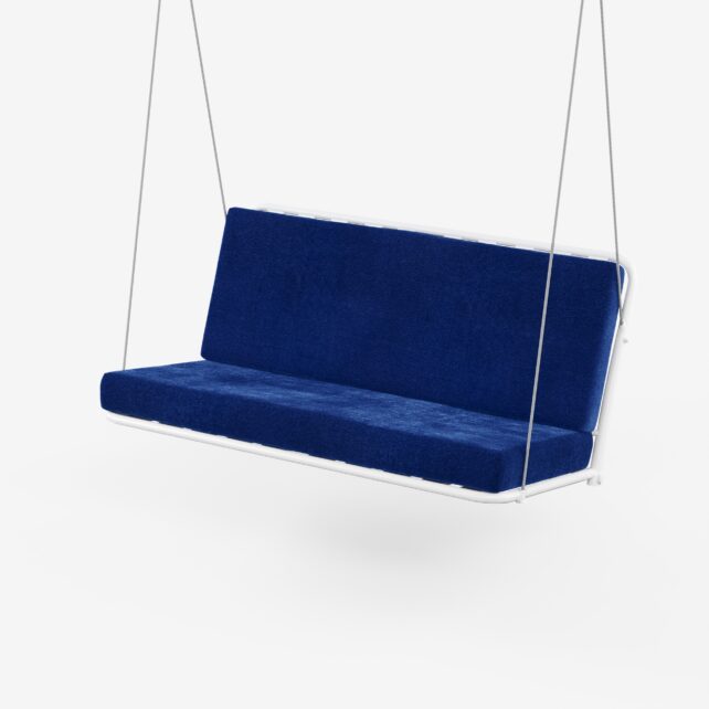Eine moderne, klappbare Hollywoodschaukel Polster nach Maß mit blau gepolstertem Sitz und Rückenlehne, aufgehängt an dünnen weißen Seilen vor einem schlichten weißen Hintergrund.