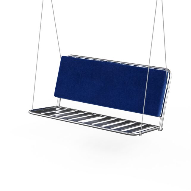 Auf einem Schaukelsitz aus Metall mit Rückenlehne ist die rechteckige Hollywoodschaukel Rückenkissen Polster nach Maß in Blau abgebildet, die an zwei Seilen vor einem weißen Hintergrund aufgehängt ist.