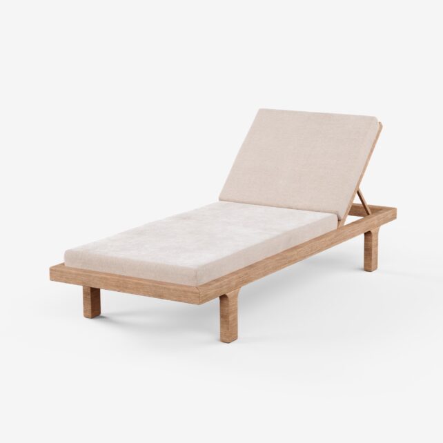 Eine moderne klappbare Gartenliege aus Holz, Polster nach Maß, mit beigem Kissen und verstellbarer Rückenlehne, vor einem schlichten weißen Hintergrund.