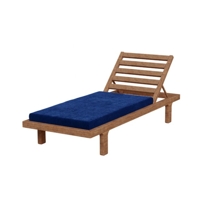 Ein hölzerner Loungesessel mit Lattenrost und einem dicken, dunkelblauen Rechteckiges Gartenliege Polster nach Maß auf der Sitzfläche, isoliert auf weißem Hintergrund dargestellt.