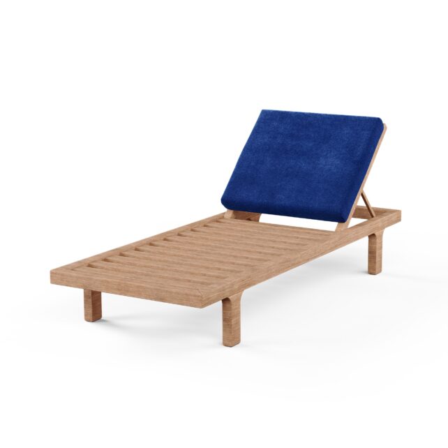 Ein Loungesessel aus Holz mit Lattenrost und verstellbarer Rückenlehne trägt auf seiner Kopfstütze das Rechteckige Gartenliege Kopfstück Polster nach Maß in Blau vor weißem Hintergrund.