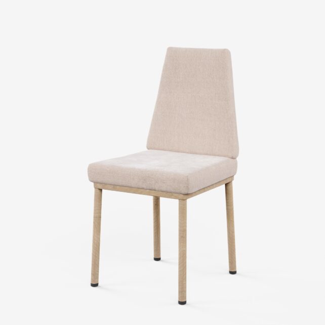 Das klappbare Stuhlpolster nach Maß mit hellbeigem Bezug, leicht geneigter Rückenlehne und vier hellen Holzbeinen wird vor weißem Hintergrund gezeigt - individuell anpassbar erhältlich.