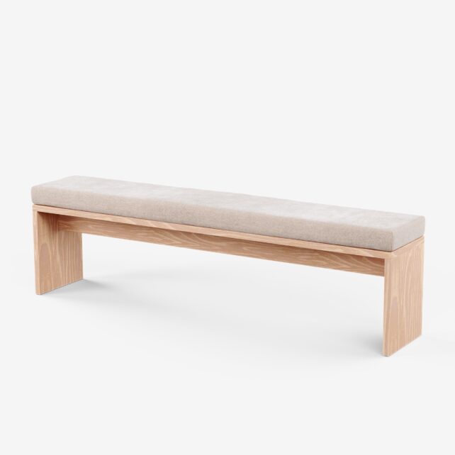 Eine minimalistische Lounge Sitzbank aus Holz mit dem "Rechteckigen Lounge Sitzbank Sitzkissen nach Maß" in hellbeige, mit geraden Beinen, vor einem schlichten weißen Hintergrund.