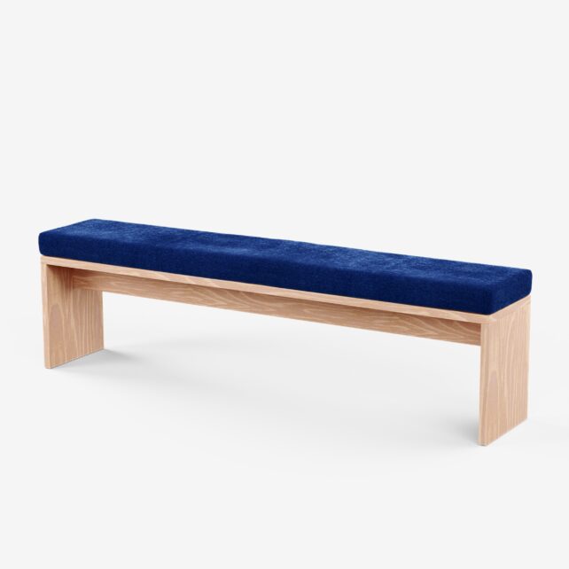 Auf einer minimalistischen Holzbank mit hellem Holzrahmen befindet sich das Rechteckige Sitzbank Sitzkissen nach Maß - ein gepolstertes, dunkelblaues, rechteckiges Sitzkissen - vor einem schlichten weißen Hintergrund.