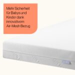 Der Familienbett Topper ist in Weiß mit einem strukturierten, atmungsaktiven Bezug abgebildet. Ein orangefarbener Kasten oben links zeigt: Mehr Sicherheit für Babys und Kinder dank innovativem Air-Mesh Bezug.