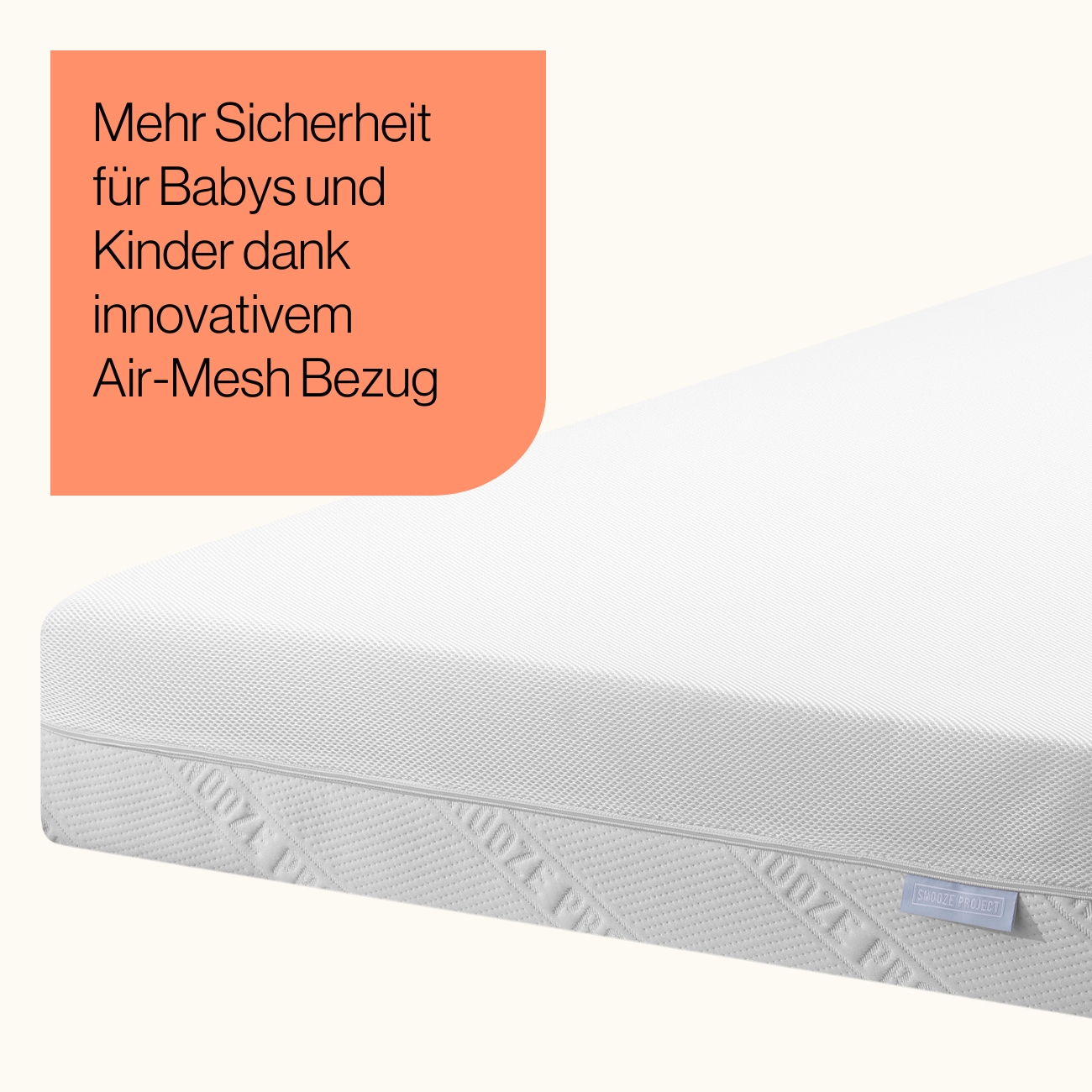 AirMesh_Produkt Der Familienbett Topper ist in Weiß mit einem strukturierten, atmungsaktiven Bezug abgebildet. Ein orangefarbener Kasten oben links zeigt: Mehr Sicherheit für Babys und Kinder dank innovativem Air-Mesh Bezug.